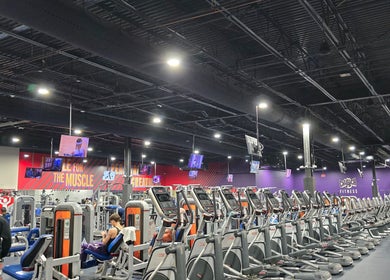 Amplio gimnasio en Crunch Fitness Caguas, Caguas, PR con modernas máquinas de ejercicio.