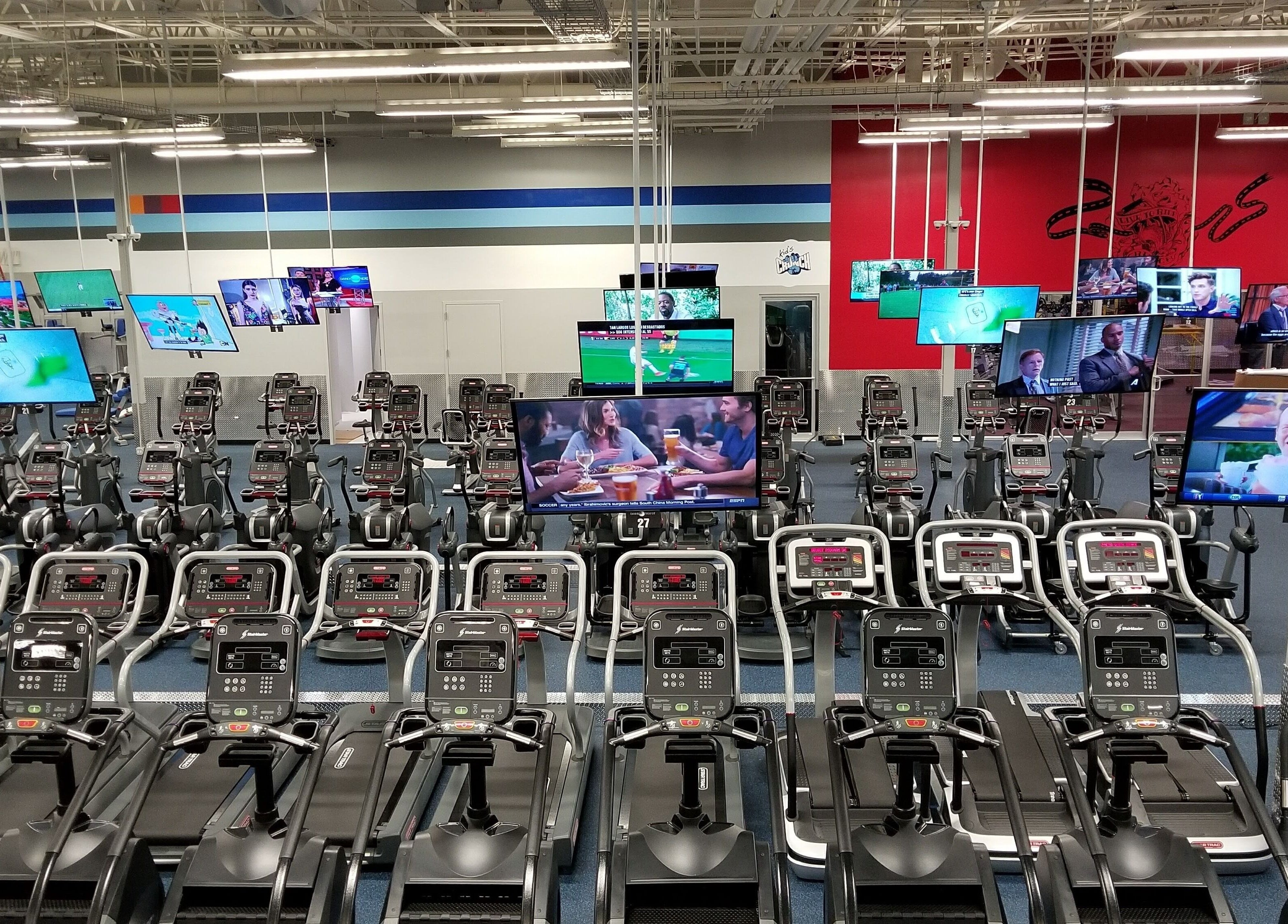 Máquinas de cardio en Crunch Fitness Ponce, Ponce, PR, equipadas con pantallas de TV para entretener durante el ejercicio.