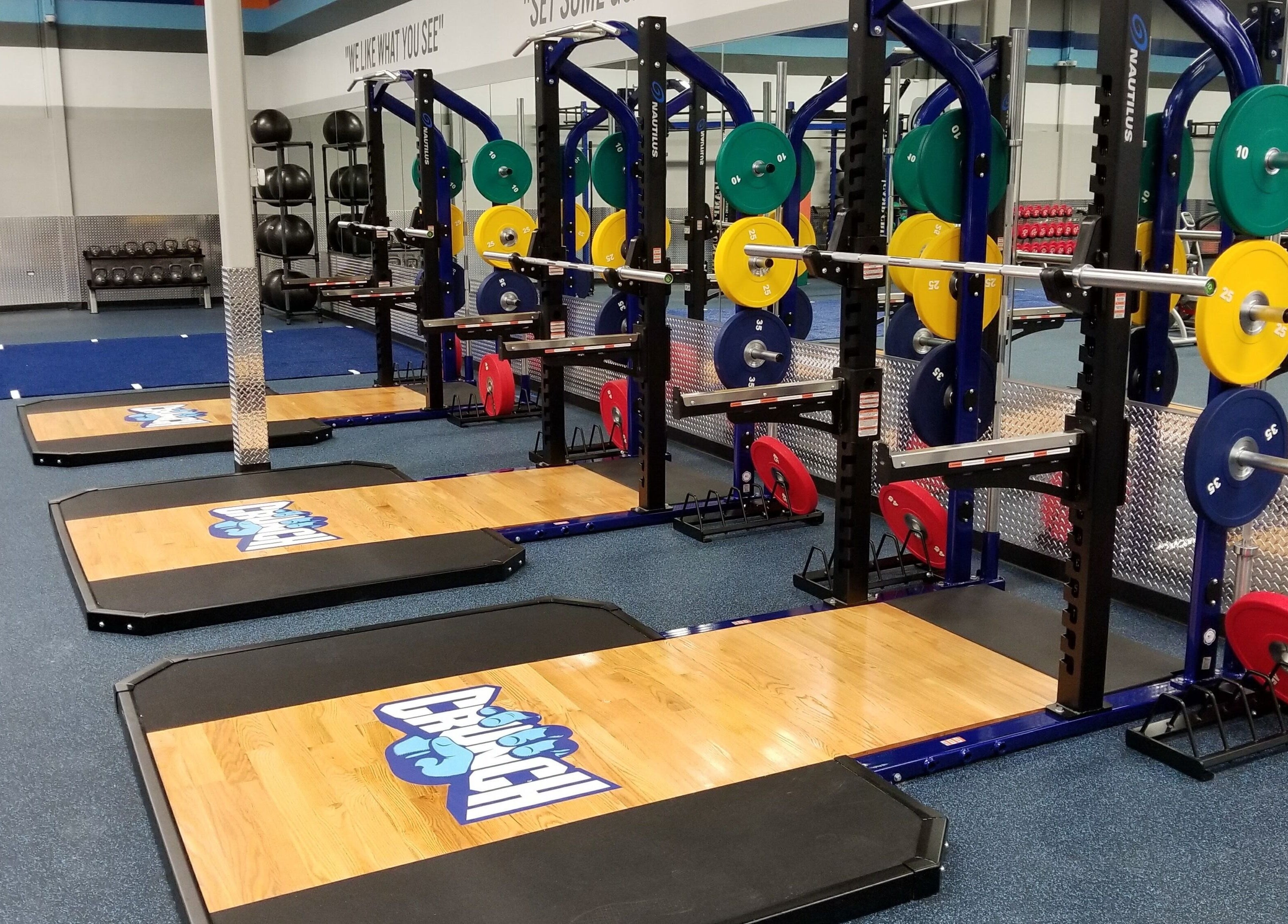 Instalaciones modernas de Crunch Fitness Ponce, Ponce, PR con equipo de pesas colorido y avanzado.