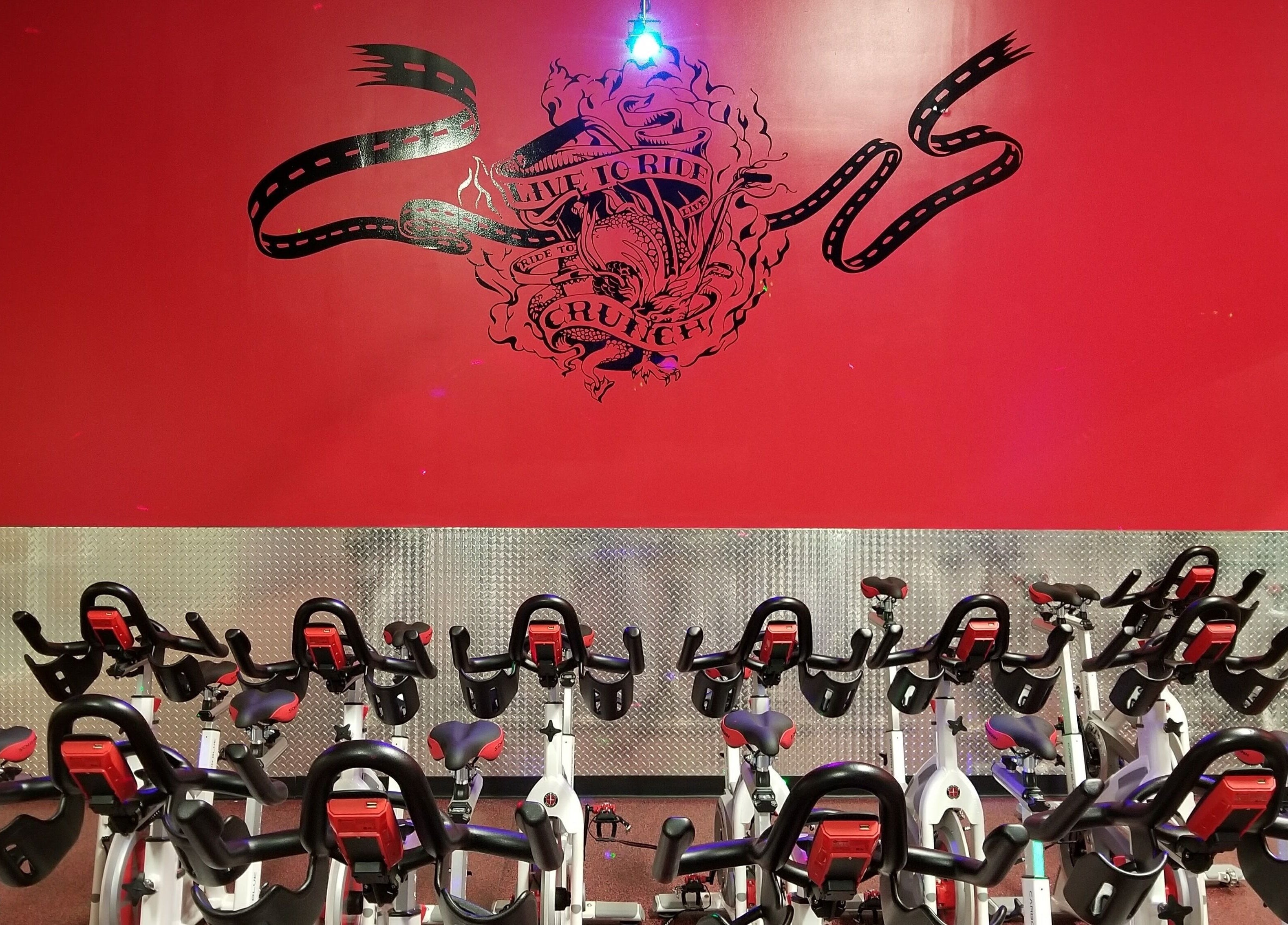 Sala de ciclismo en grupo en Crunch Fitness Ponce, Ponce, PR, con bicicletas especializadas.