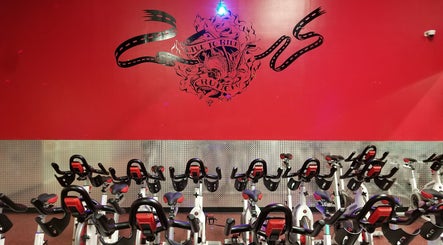 Sala de ciclismo en grupo en Crunch Fitness Ponce, Ponce, PR, con bicicletas especializadas.