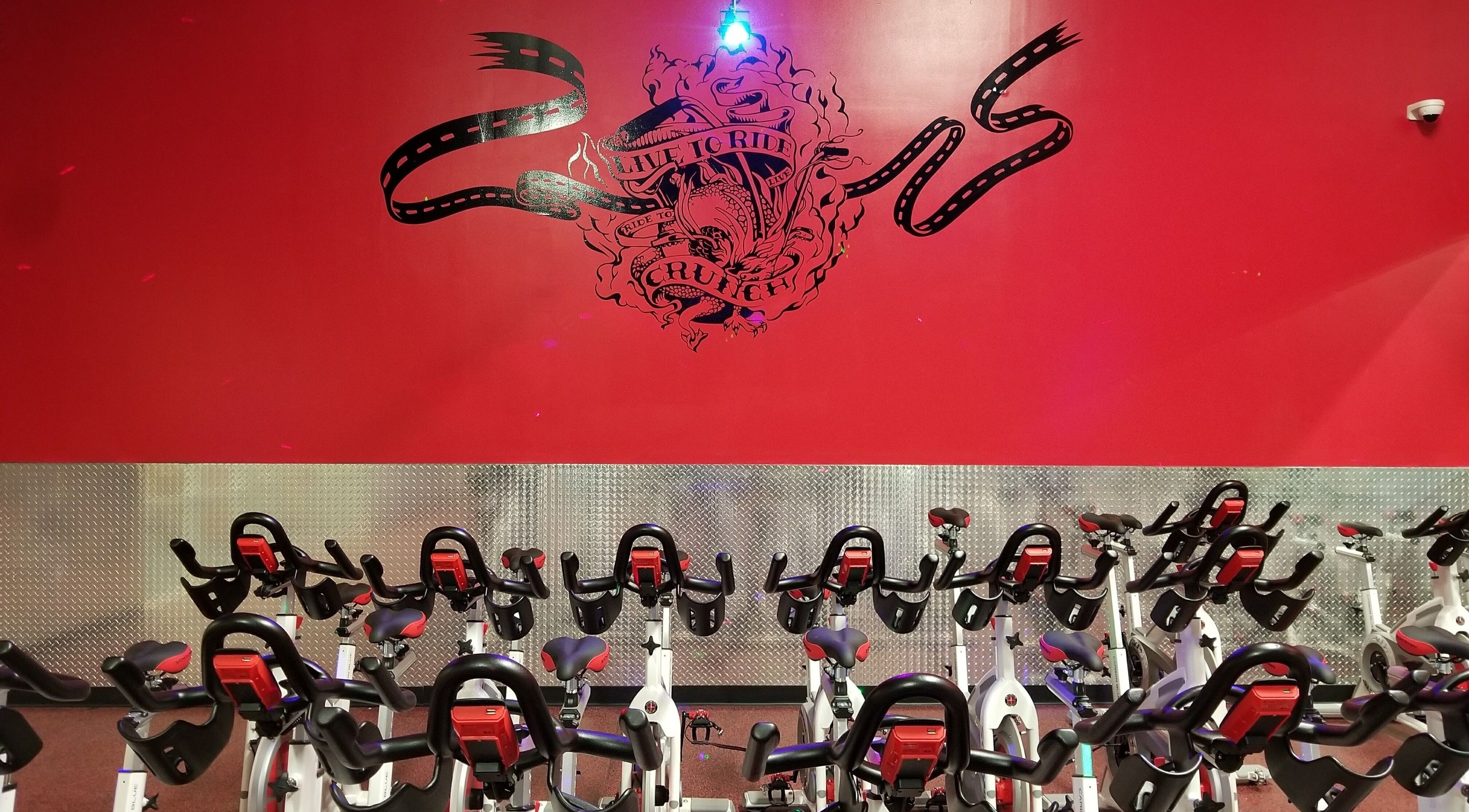 Sala de ciclismo en grupo en Crunch Fitness Ponce, Ponce, PR, con bicicletas especializadas.
