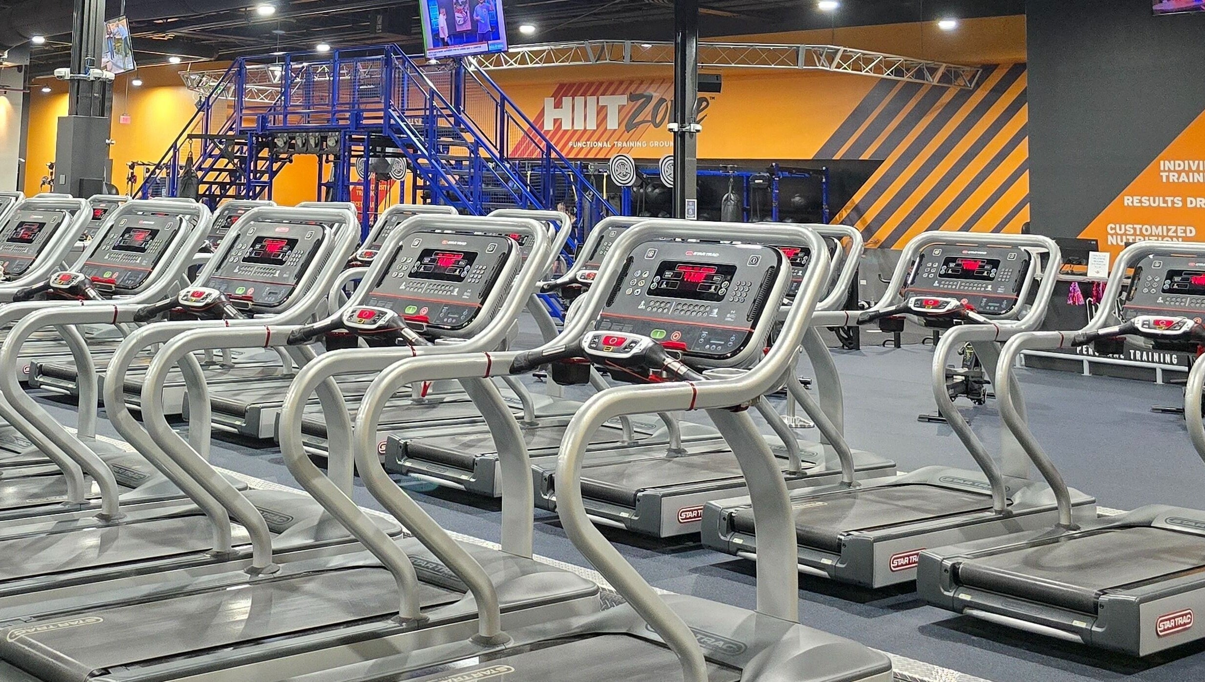 Máquinas de cardio modernas en Crunch Fitness Caguas, Caguas, PR, listas para entrenamiento.