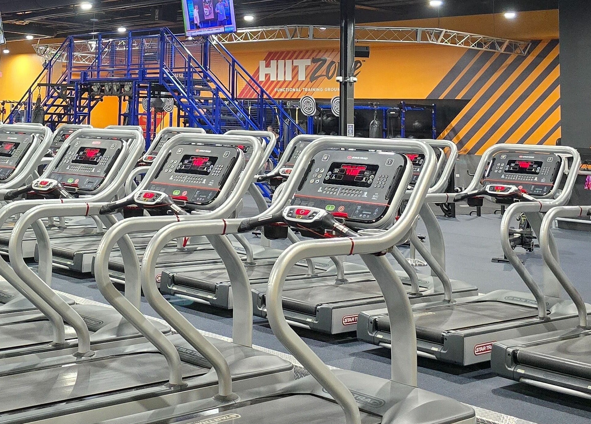 Máquinas de cardio modernas en Crunch Fitness Caguas, Caguas, PR, listas para entrenamiento.