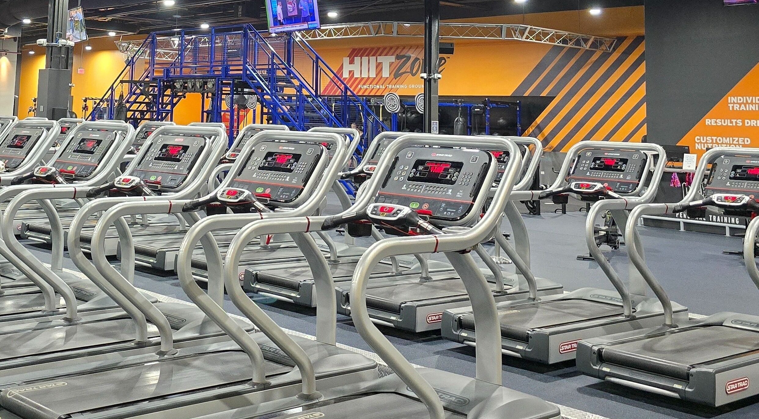 Máquinas de cardio modernas en Crunch Fitness Caguas, Caguas, PR, listas para entrenamiento.