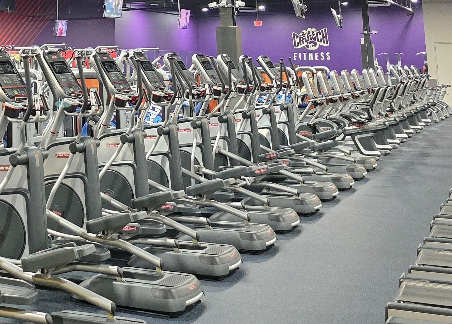 Máquinas de cardio en Crunch Fitness Caguas, Caguas, PR, para ejercitarse y mejorar salud física.
