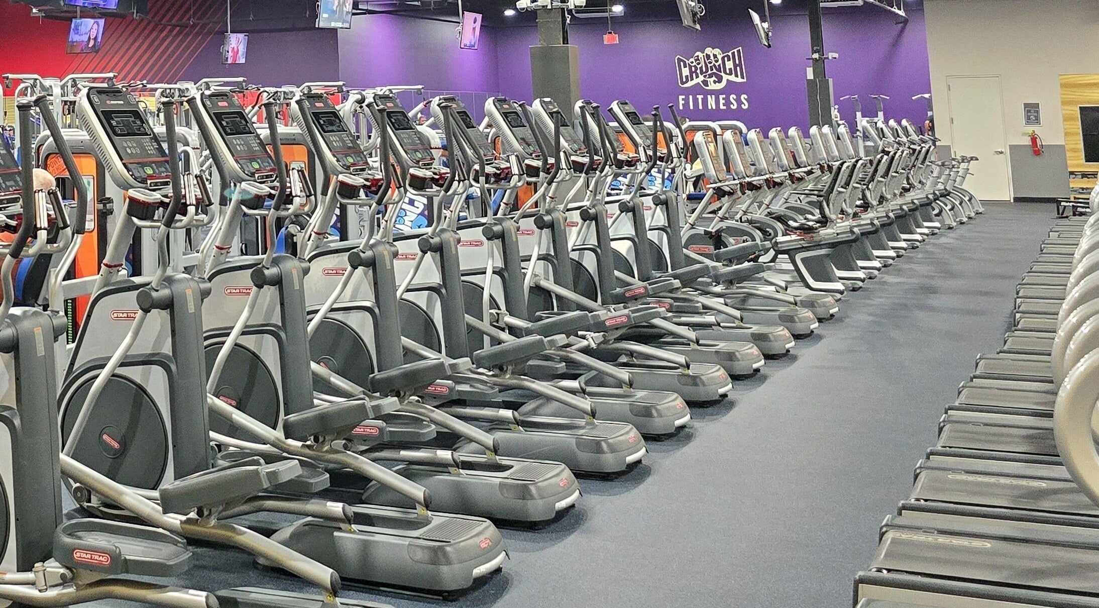 Máquinas de cardio en Crunch Fitness Caguas, Caguas, PR, para ejercitarse y mejorar salud física.
