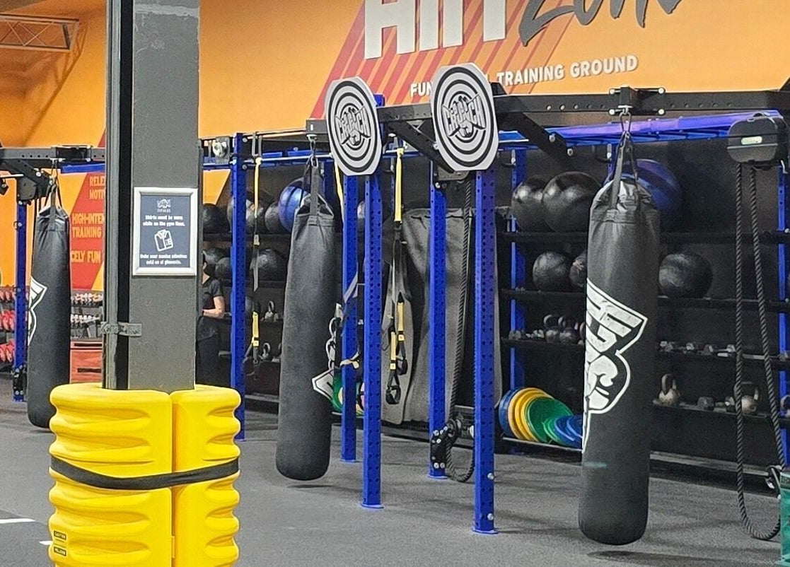 Área de entrenamiento en Crunch Fitness Caguas, Caguas, Caguas, PR, con equipo de alta intensidad.