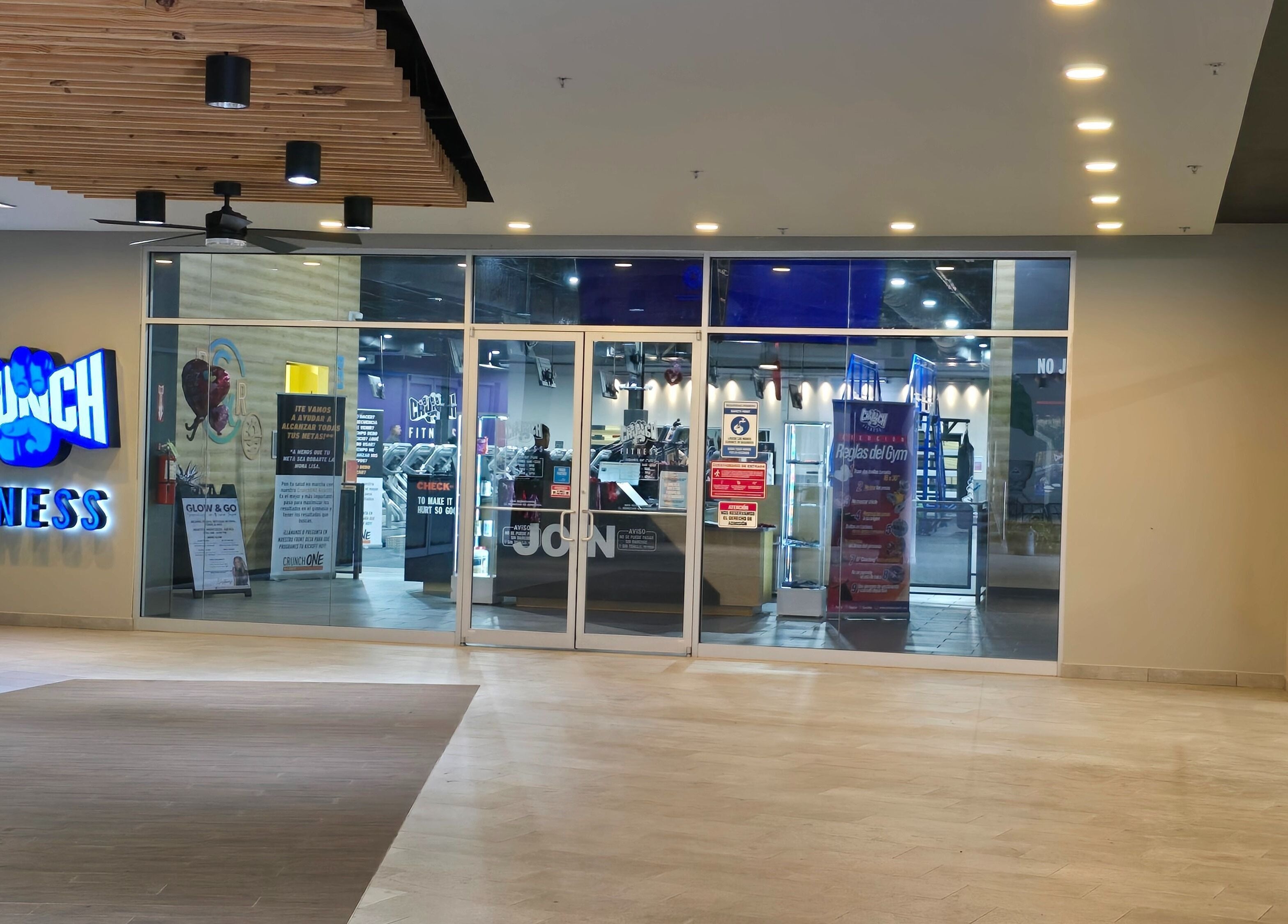 Entrada de Crunch Fitness Caguas iluminada en Caguas, Caguas, PR.
