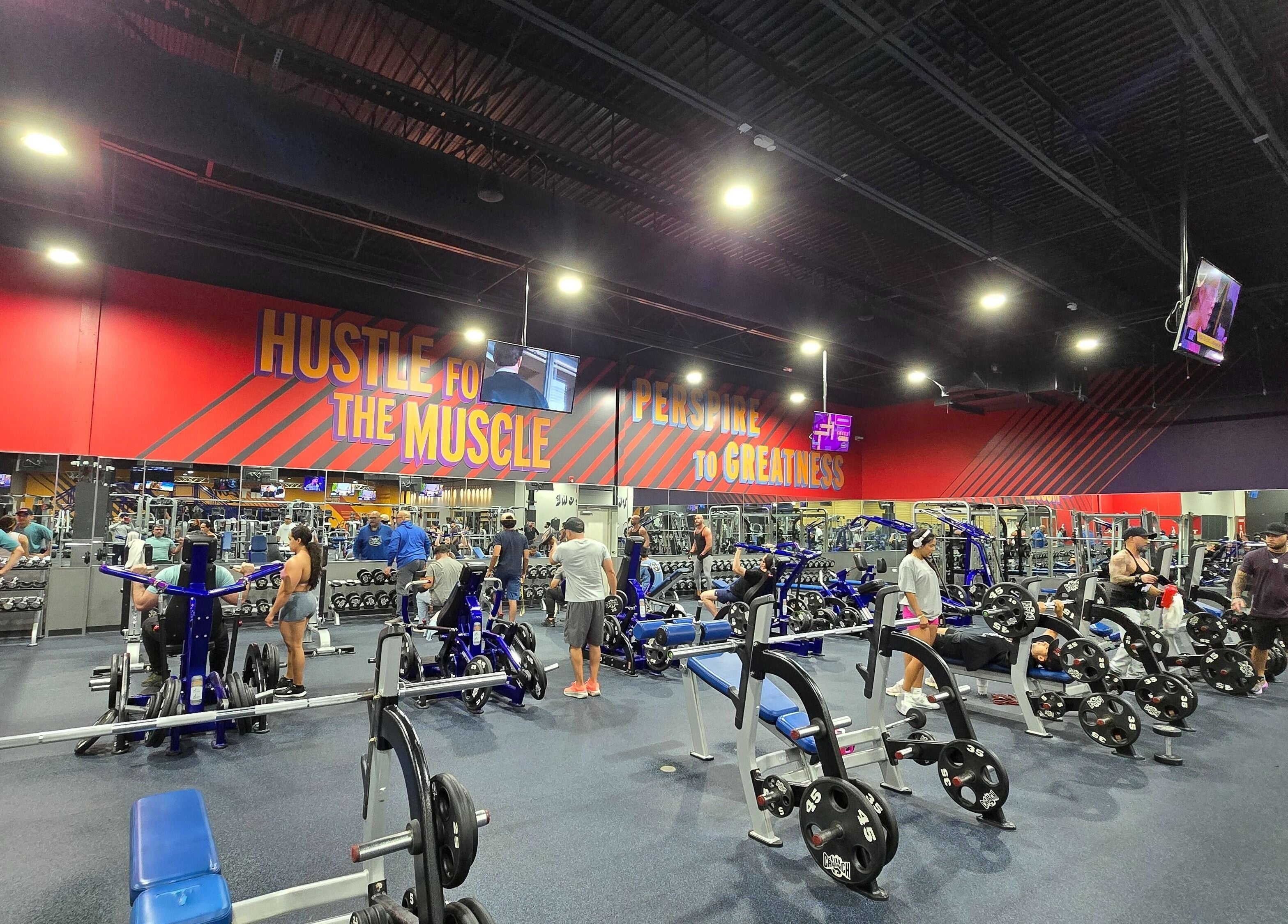 Personas entrenando en Crunch Fitness Caguas, gimnasio moderno en Caguas, Caguas, PR con equipo avanzado.