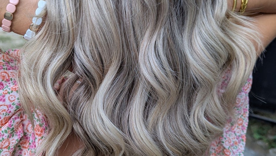 Cheveux bouclés blonds à Le salon de Priscilla, Malataverne, Auvergne-rhône-alpes, FR.