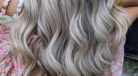 Cheveux bouclés blonds à Le salon de Priscilla, Malataverne, Auvergne-rhône-alpes, FR.