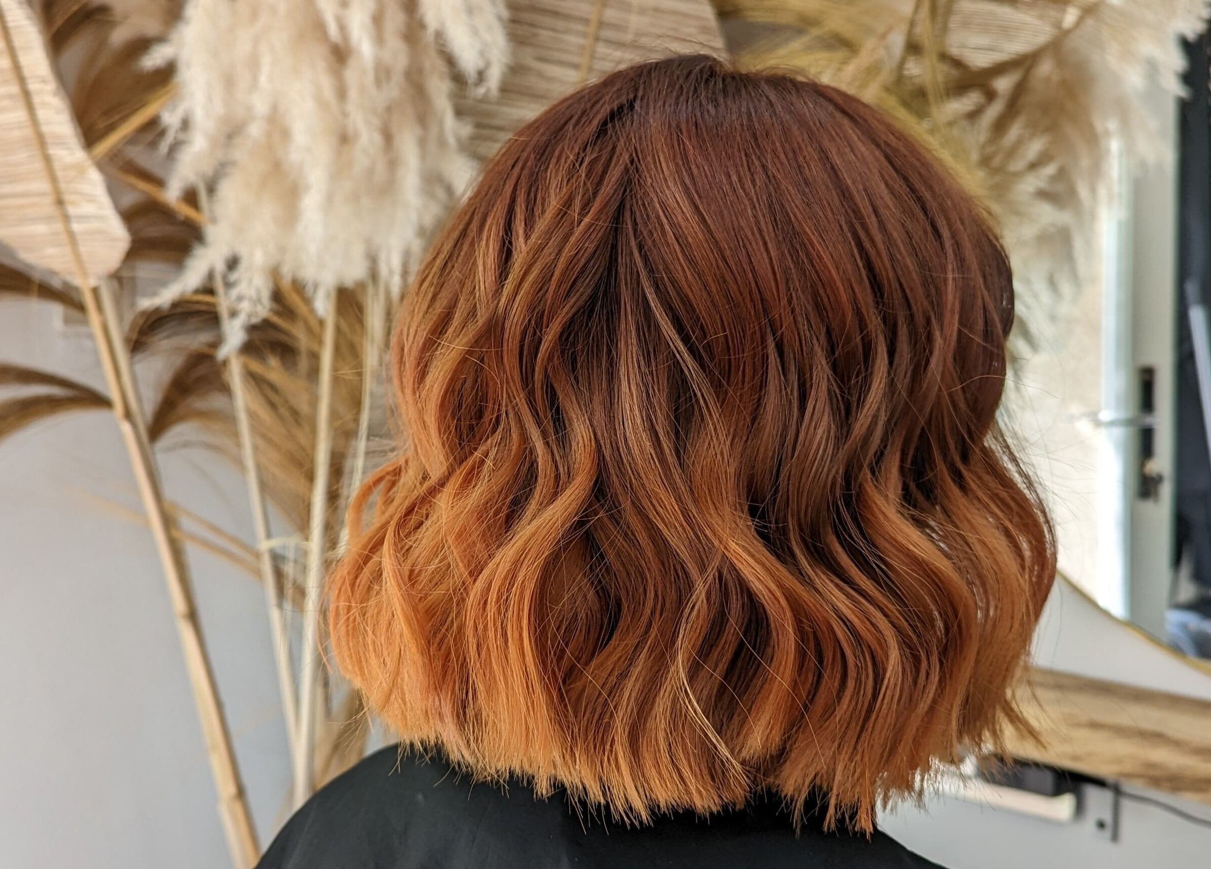 Cheveux ondulés et colorés à Le Salon De Priscilla, Malataverne, Auvergne-rhône-alpes, FR.