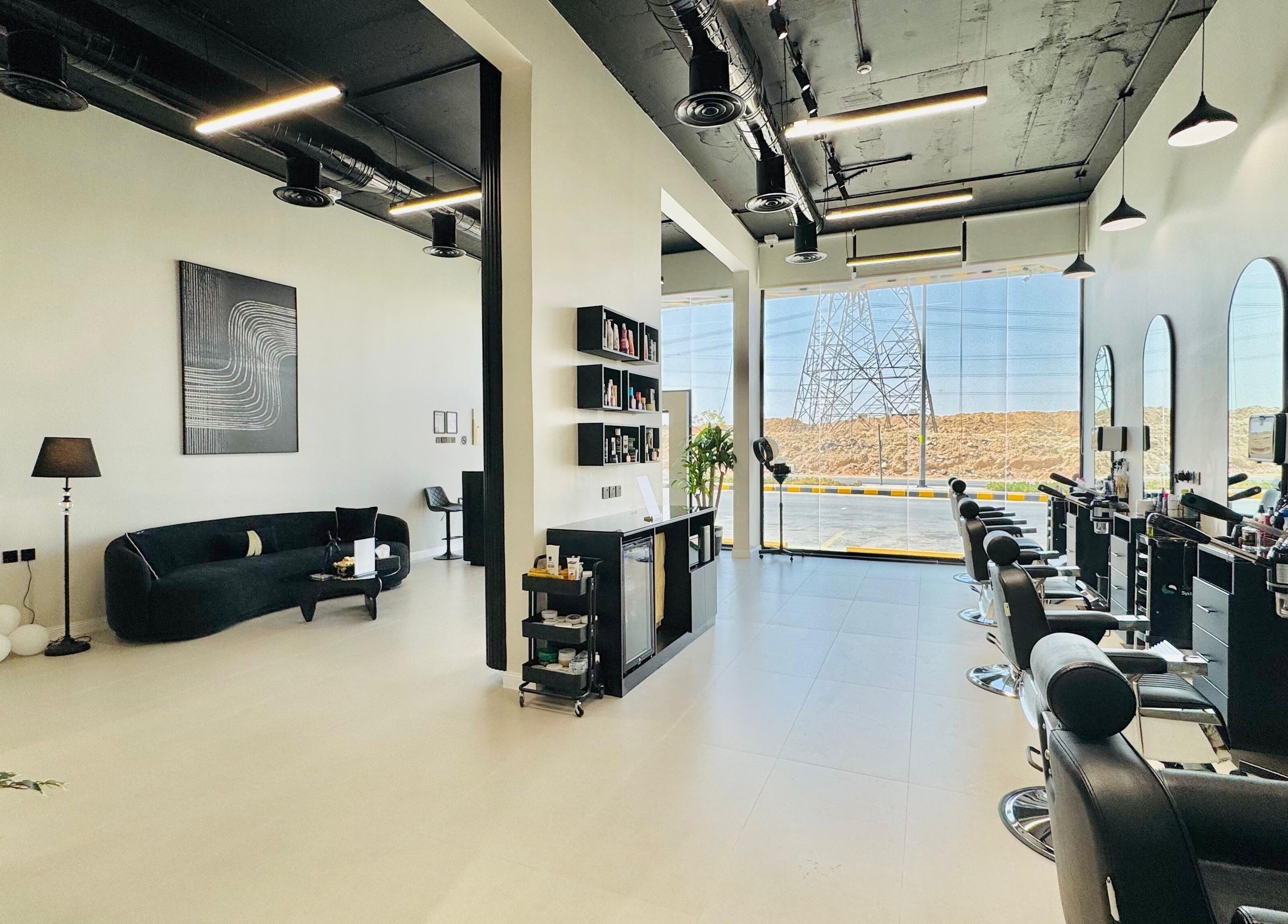 صالون حلاق نظرة الأناقة في الرياض، منطقة الرياض، SA بتصميم داخلي حديث وأنيق.