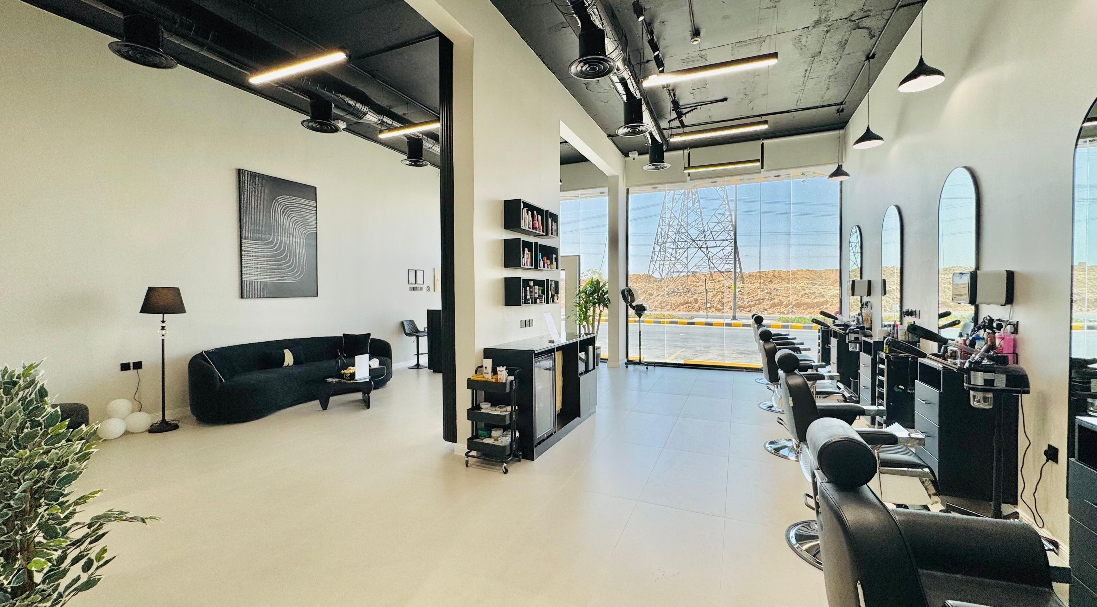 صالون حلاق نظرة الأناقة في الرياض، منطقة الرياض، SA بتصميم داخلي حديث وأنيق.