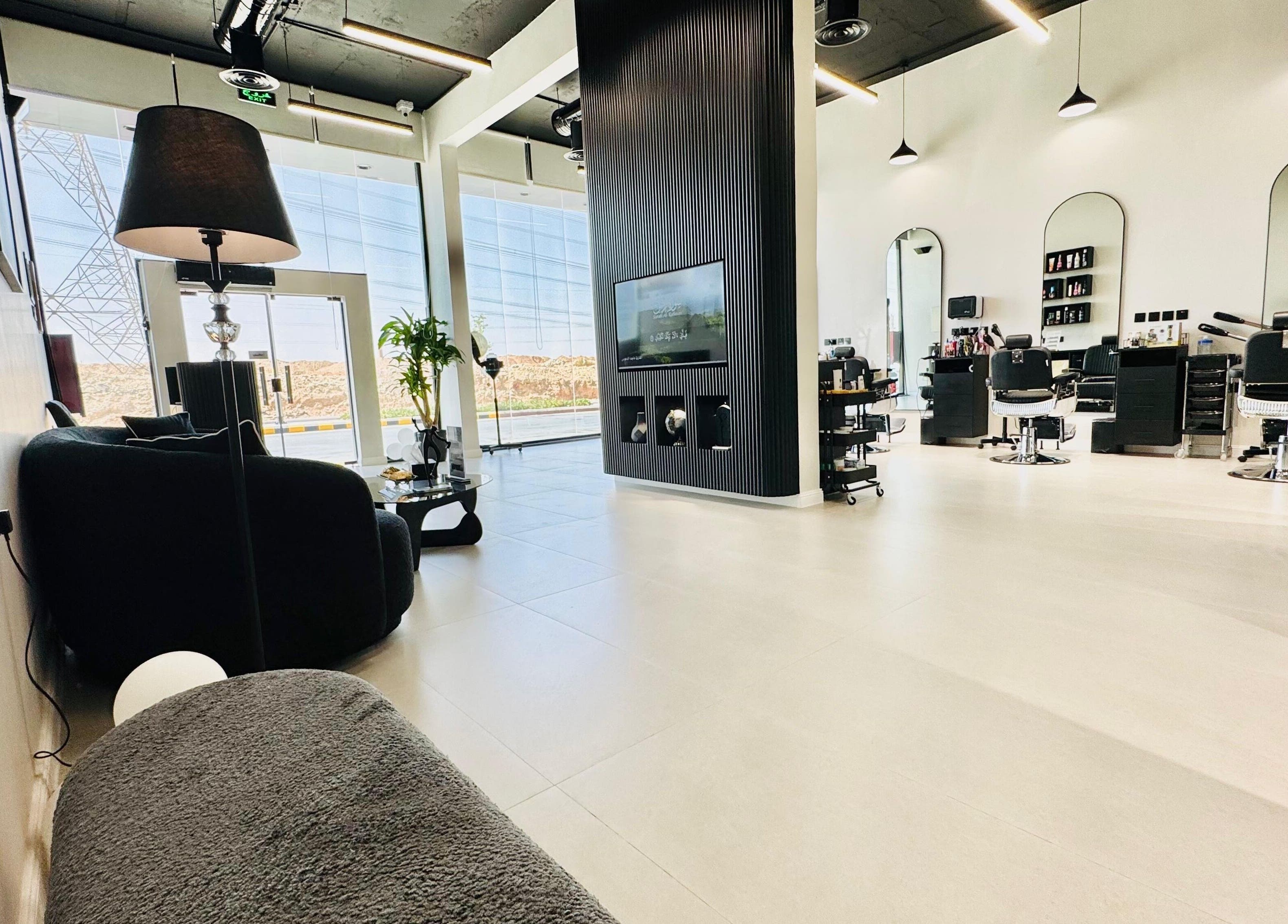 داخل حلاق نظرة الاناقة في الرياض، منطقة حديثة وأنيقة مع مرايا وكراسي مريحة.