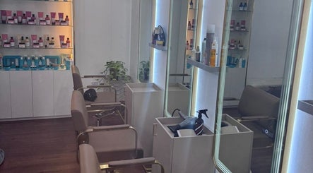 Vista del interior de Michelle Beauty Studio, Panamá, Provincia De Panamá, PA, mostrando sillas y productos de belleza.