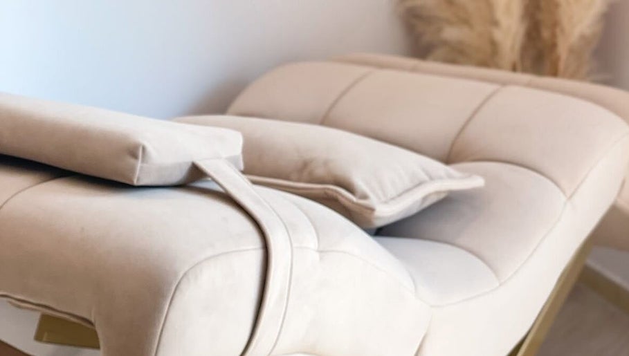 Chaise relaxante beige chez Cils En Folie, Serris, Île-de-France, FR, propice à un moment de détente.