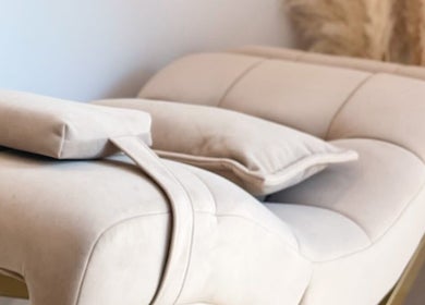 Chaise relaxante beige chez Cils En Folie, Serris, Île-de-France, FR, propice à un moment de détente.