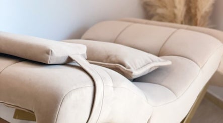 Chaise relaxante beige chez Cils En Folie, Serris, Île-de-France, FR, propice à un moment de détente.