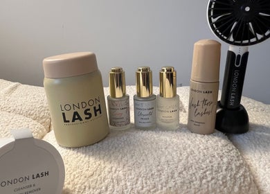 Produits de soin des cils exposés à Cils En Folie, Serris, Île-de-France, FR, prêts à satisfaire vos besoins beauté.