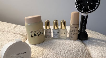 Produits de soin des cils exposés à Cils En Folie, Serris, Île-de-France, FR, prêts à satisfaire vos besoins beauté.