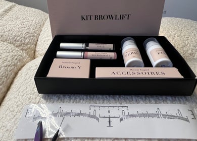 Kit Brow Lift de Cils En Folie, Serris, Île-de-France, FR avec outils essentiels pour des sourcils parfaits.
