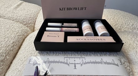 Kit Brow Lift de Cils En Folie, Serris, Île-de-France, FR avec outils essentiels pour des sourcils parfaits.