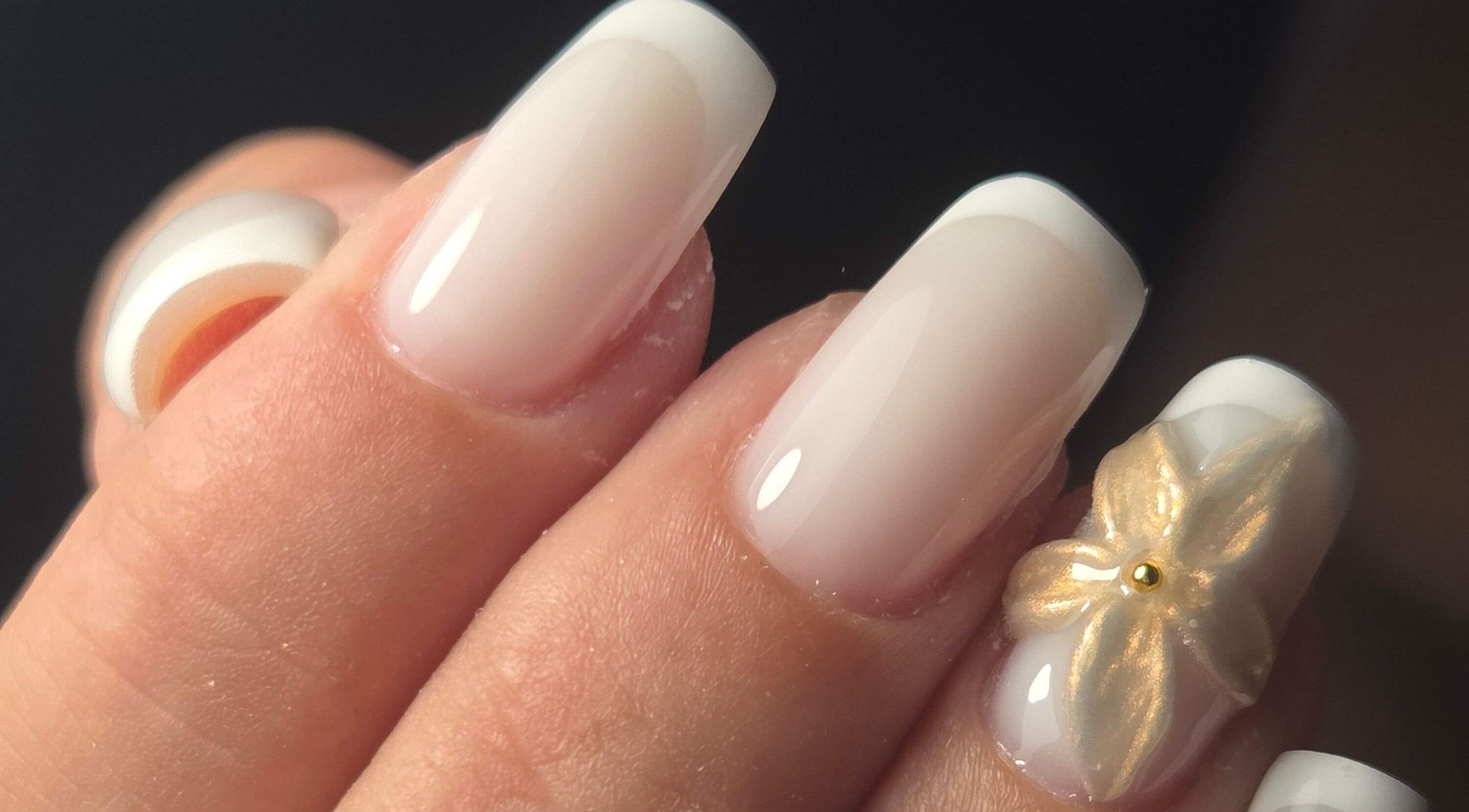 Manucure française ornée d'une fleur en relief chez Héméra Nails, Saint-jean-de-védas, Occitanie, FR.