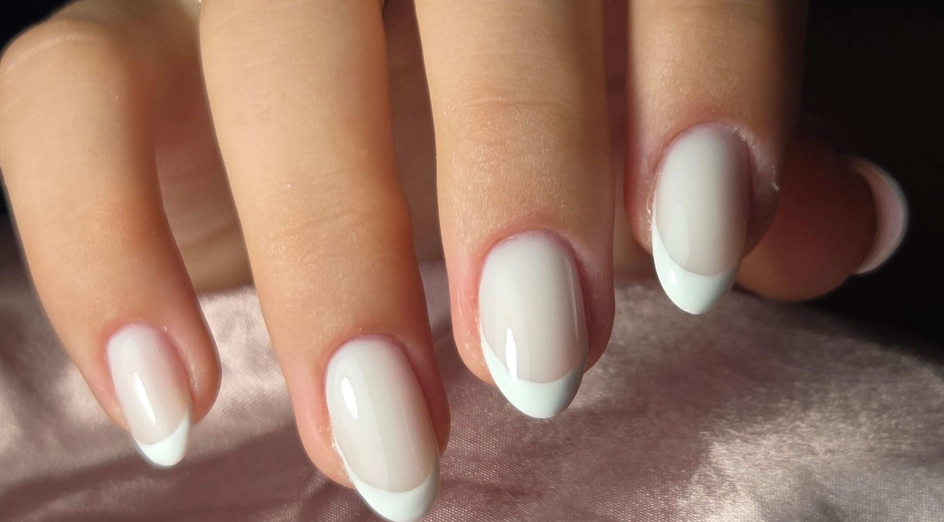 Ongles manicures élégants chez Héméra Nails à Saint-jean-de-védas, Occitanie, FR.