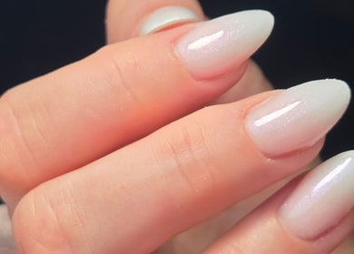 Ongles élégants blancs à Héméra Nails, Saint-jean-de-védas, Occitanie, FR.