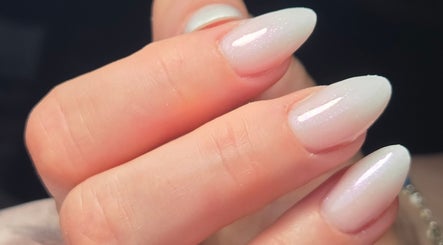 Ongles élégants blancs à Héméra Nails, Saint-jean-de-védas, Occitanie, FR.
