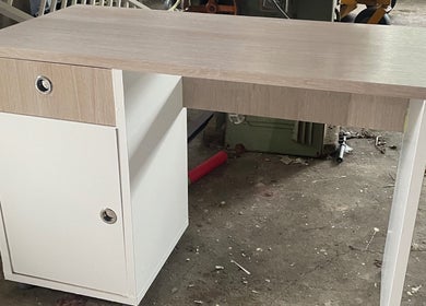 Een stijlvolle nageltafel bij ShimmerlyNails in Stadskanaal, Groningen, NL, ideaal voor beautybehandelingen.