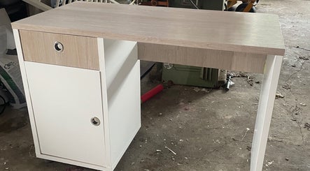 Een stijlvolle nageltafel bij ShimmerlyNails in Stadskanaal, Groningen, NL, ideaal voor beautybehandelingen.