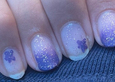 Lila glitternagels met bloemen kunst bij ShimmerlyNails, Stadskanaal, Groningen, NL.