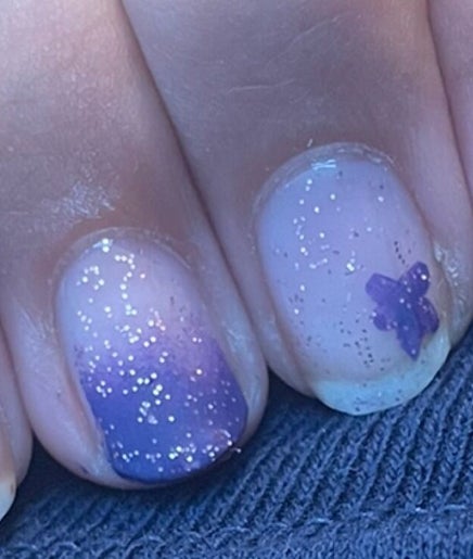 Lila glitternagels met bloemen kunst bij ShimmerlyNails, Stadskanaal, Groningen, NL.