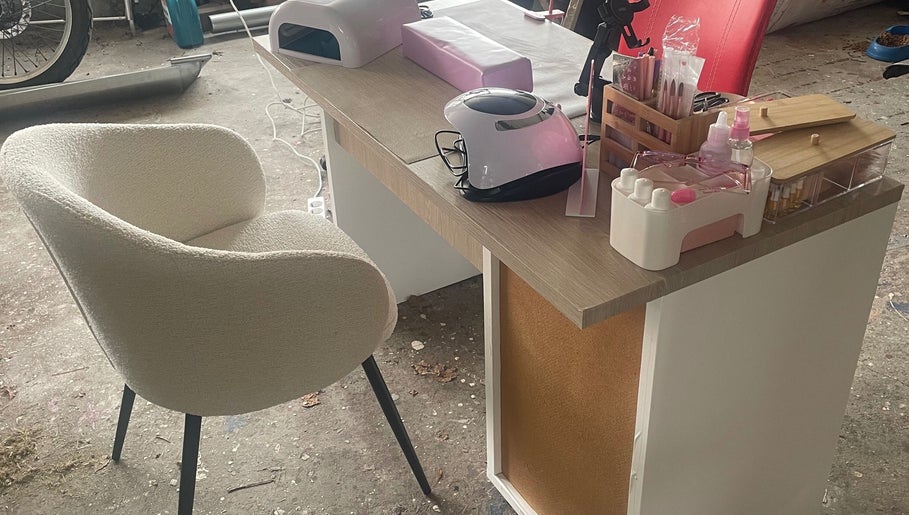Elegante nageltafel bij ShimmerlyNails in Stadskanaal, Groningen, NL met manicure benodigdheden.