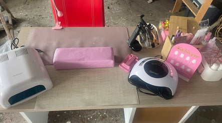 Elegante nageltafel bij ShimmerlyNails, Stadskanaal, Groningen, NL met tools voor manicure.