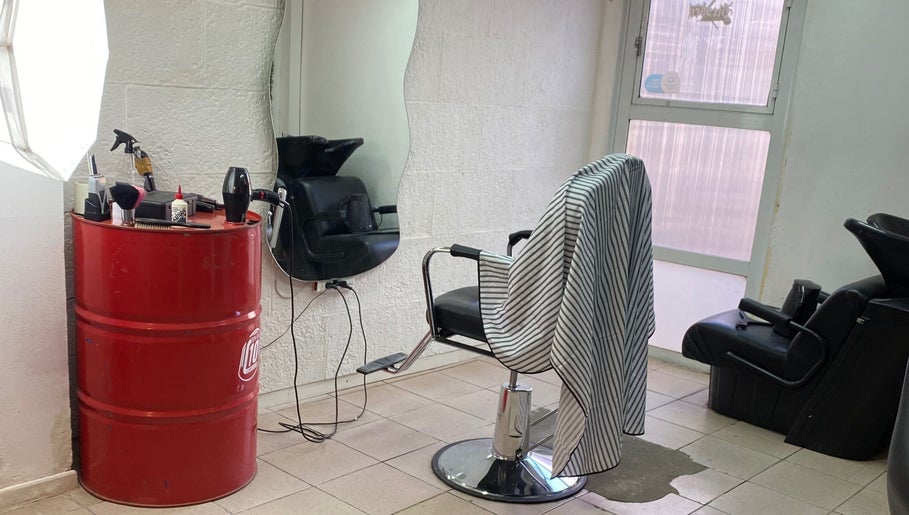 Interior de BLESSED BARBER en General Pico, La Pampa, AR, destacando silla de corte y herramientas de peluquería.