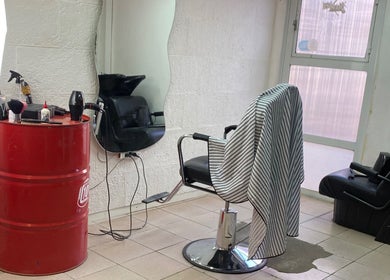 Interior de BLESSED BARBER en General Pico, La Pampa, AR, destacando silla de corte y herramientas de peluquería.