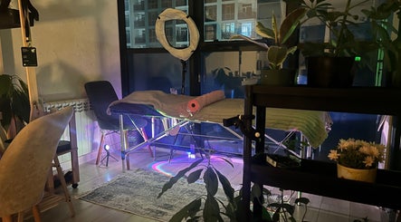 Уютная студия Lash.lamination в Батуми, Аджара, GE с массажным столом и растениями.