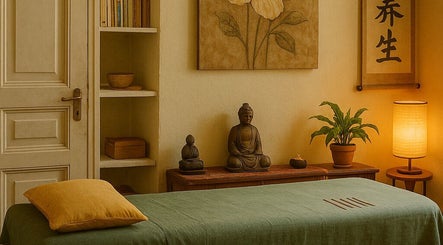 Salle de traitement apaisante avec statues bouddhistes chez Médecine traditionnelle chinoise - Gerard GHALI, Alès, Occitanie, FR.