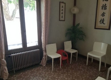 Salle d'attente lumineuse chez Médecine traditionnelle chinoise - Gerard GHALI, Alès, Occitanie, FR.