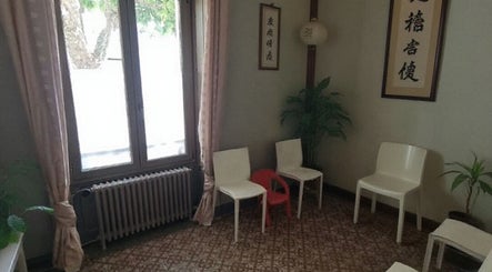 Salle d'attente lumineuse chez Médecine traditionnelle chinoise - Gerard GHALI, Alès, Occitanie, FR.