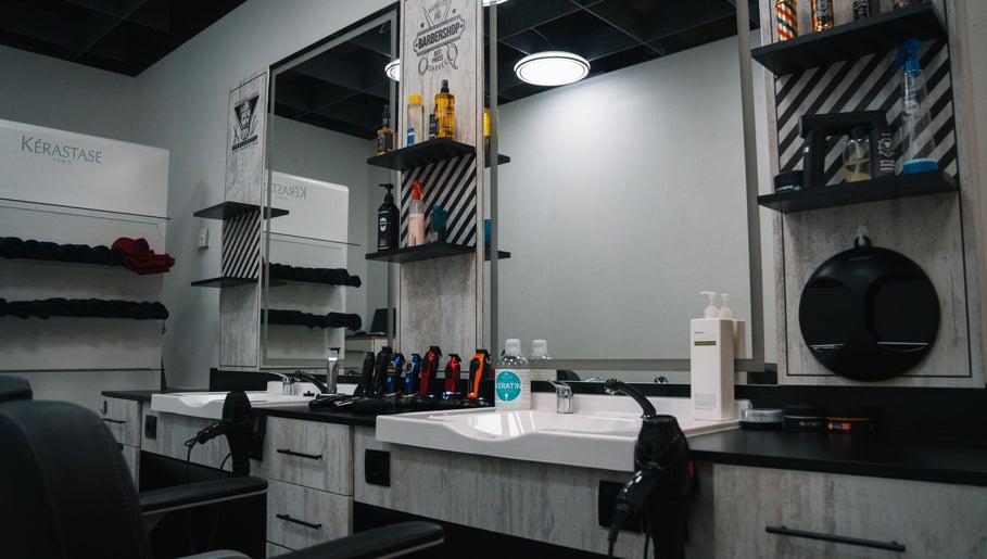 Modern Friseursalon von LocoBlendzz | Haarstudio Sevencan in Kufstein, Tirol, AT mit stilvollem Interieur.
