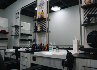 Modern Friseursalon von LocoBlendzz | Haarstudio Sevencan in Kufstein, Tirol, AT mit stilvollem Interieur.