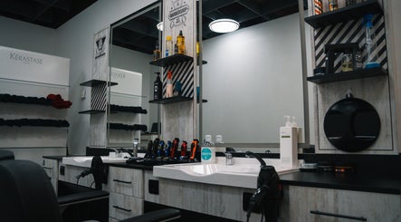 Modern Friseursalon von LocoBlendzz | Haarstudio Sevencan in Kufstein, Tirol, AT mit stilvollem Interieur.