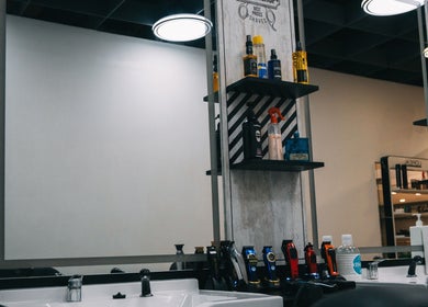 Moderner Salonplatz bei LocoBlendzz | Haarstudio Sevencan in Kufstein, Tirol, AT mit gepflegter Ausstattung.