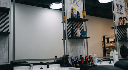 Moderner Salonplatz bei LocoBlendzz | Haarstudio Sevencan in Kufstein, Tirol, AT mit gepflegter Ausstattung.