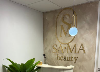 Entrada elegante de SamaBeauty.cl en Estación Central, Región Metropolitana, CL con planta y lámpara decorativa.